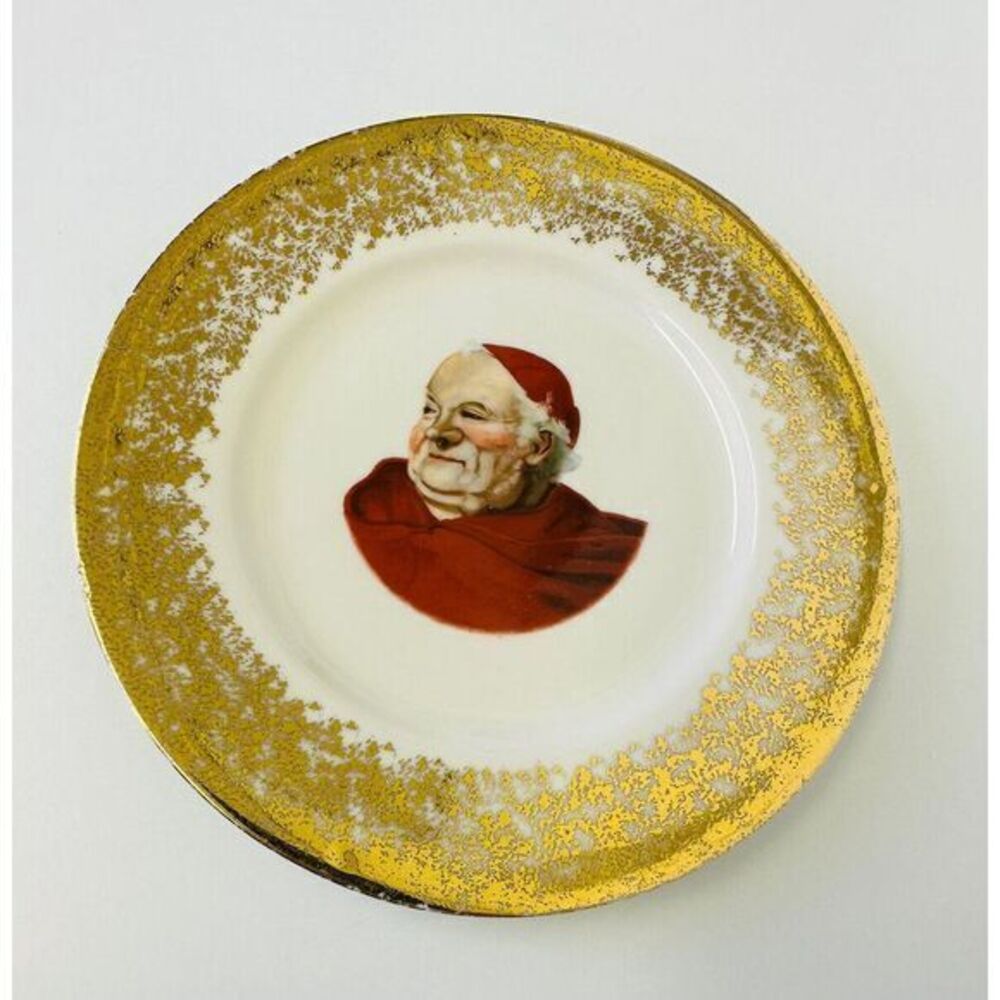 VTG Unmarked Christmas Santa Claus Decorative Plate 8.25" Chip On The Bottom